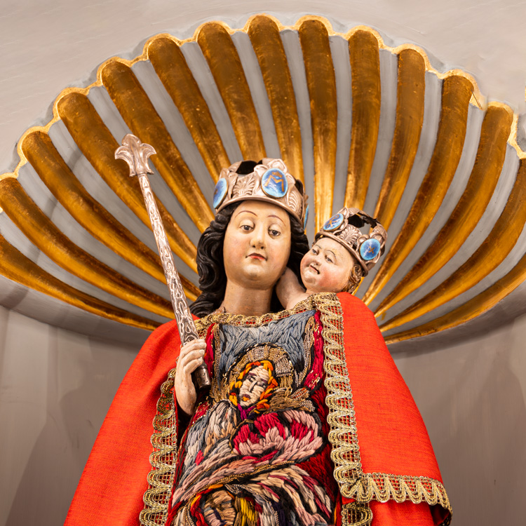 dame-marches-vierge-marie-enfant-acc